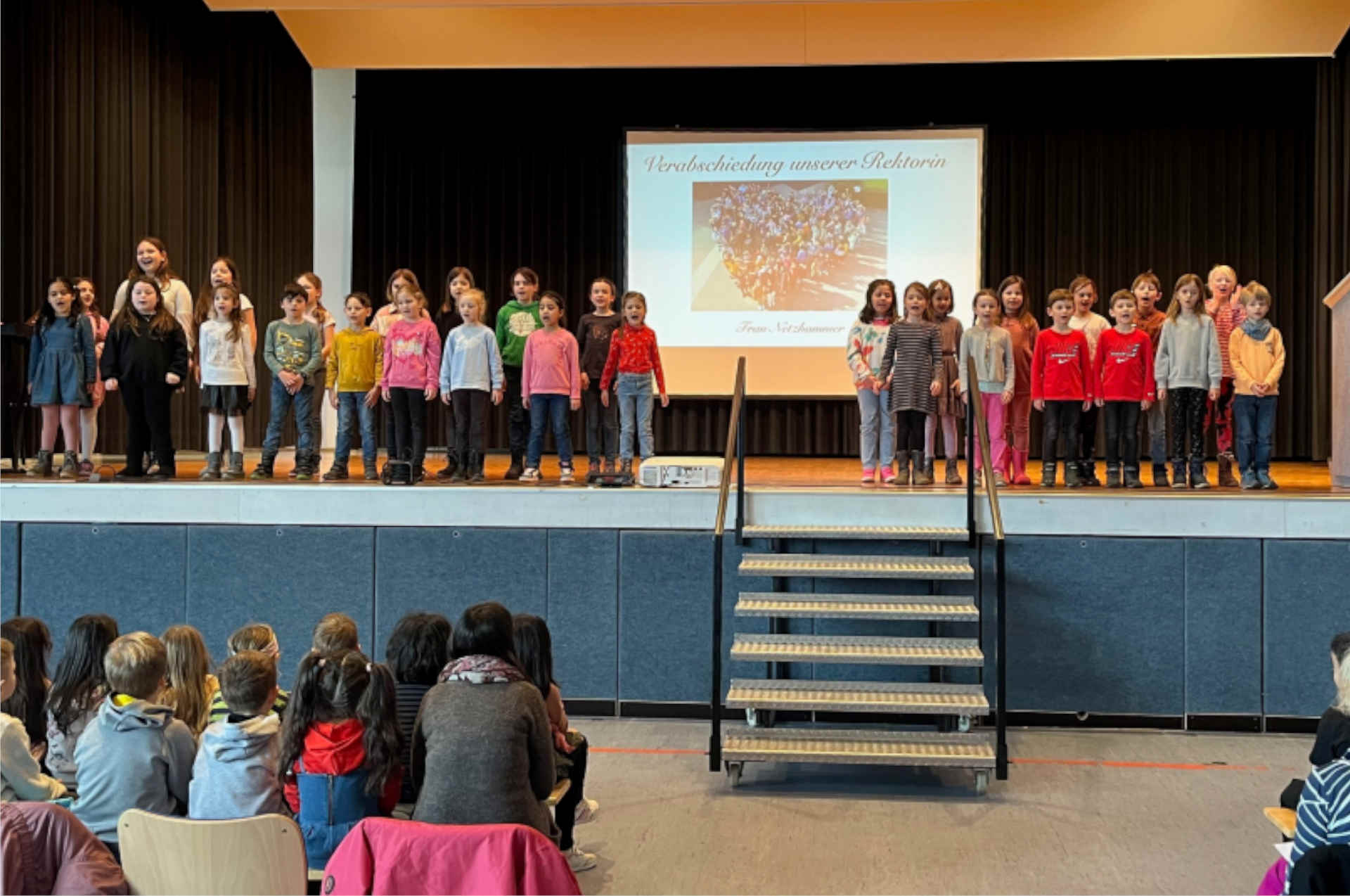 Musikalische Einlage der Grundschule bei der Verabschiedung von Frau Netzhammer in der Grundschule Unterlauchringen