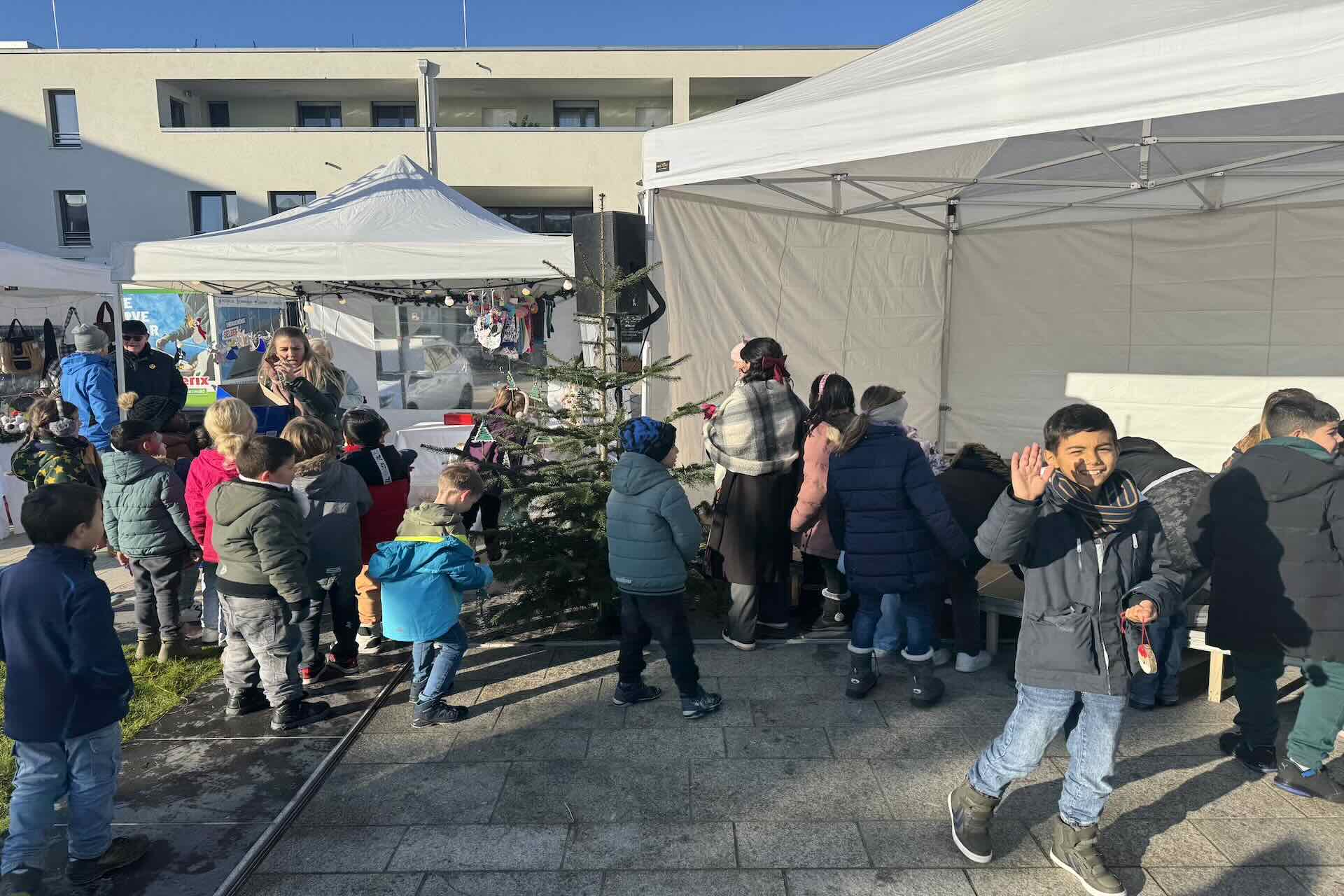 Baumschmücken Adventsmarkt Grundschule Unterlauchringen