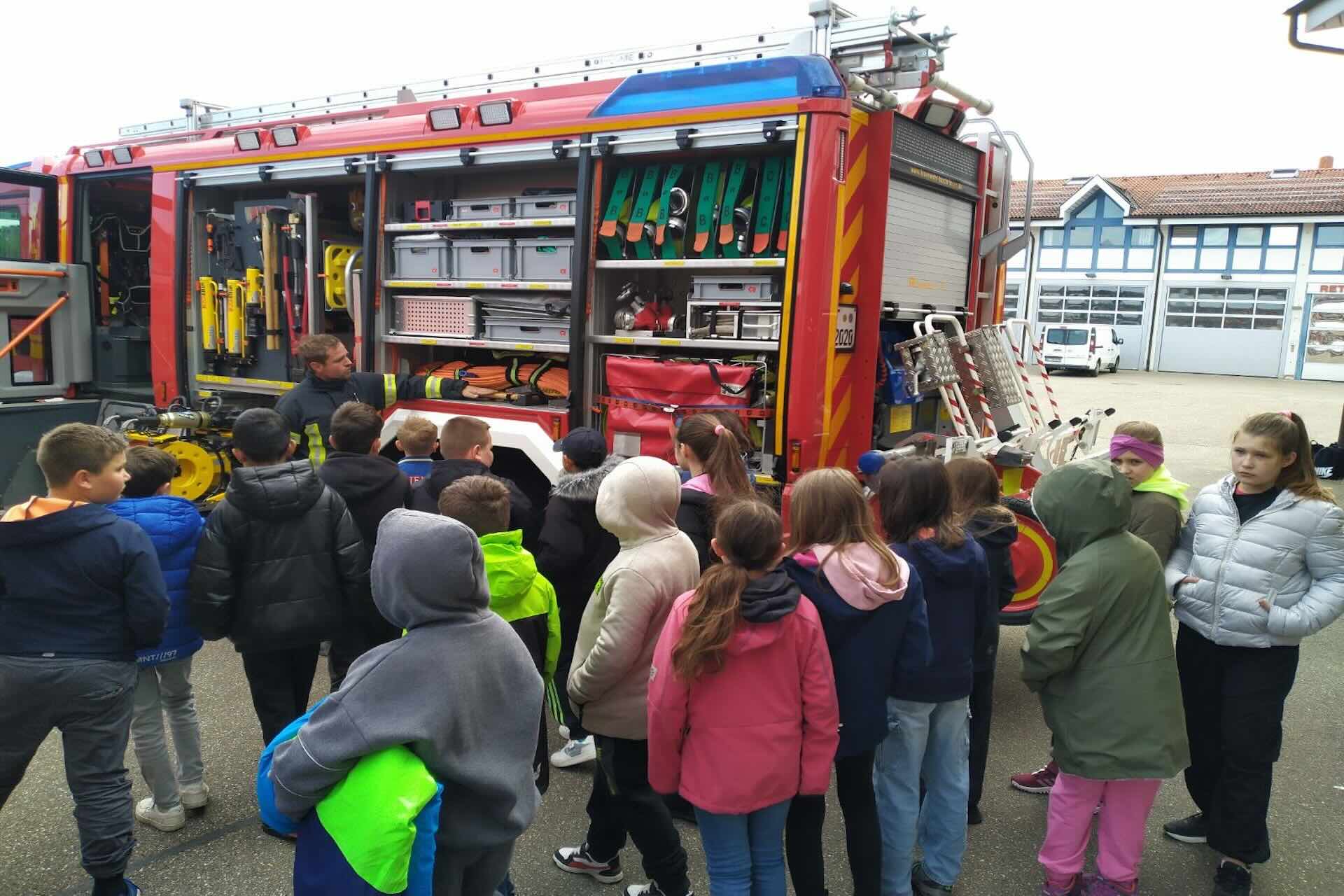 Besuch Feuerwehr 4.Klassen GSUL